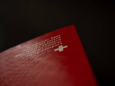 Swiss passport yakın kadar siyah arka plan üzerine İsviçre vatandaşlık izole