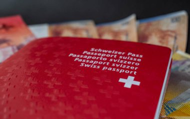 Swiss passport ve para siyah arka plan İsviçre vatandaşlık ve para birimi üzerinde Kapat