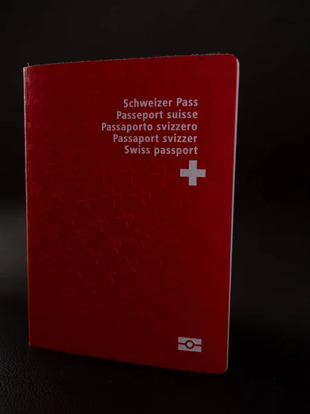 Swiss Passport Yakın Kadar Siyah Arka Plan Üzerine Sviçre Vatandaşlık — Stok fotoğraf
