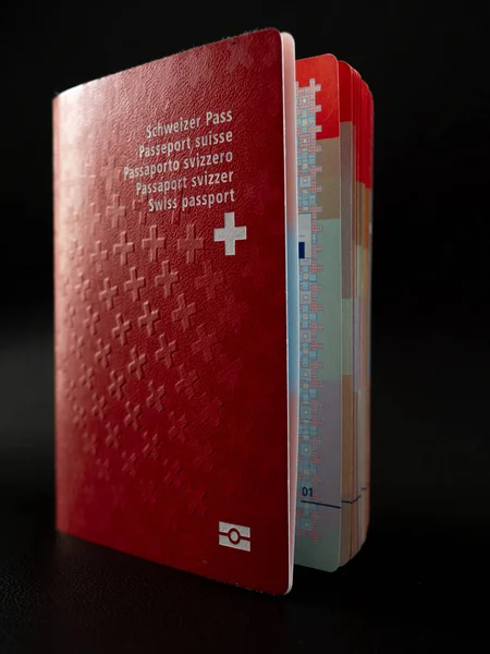 Swiss Passport Yakın Kadar Siyah Arka Plan Üzerine Sviçre Vatandaşlık — Stok fotoğraf