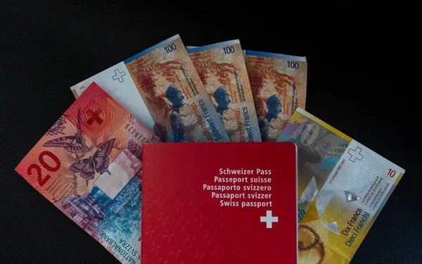 Passaporto Svizzero Denaro Vicino Sfondo Nero Cittadinanza Svizzera Valuta Foto Stock