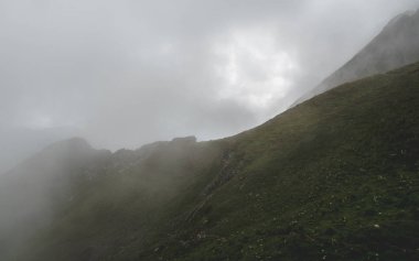 sarp dağ siste korkunç yürüyüş yolu. çimen, brienzer rothorn İsviçre ile yürüyüş yolu