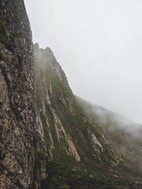 swiss alps brienzer rothorn İsviçre sis kaplı korkunç sarp dağ manzarası