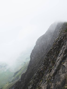 swiss alps brienzer rothorn İsviçre sis kaplı korkunç sarp dağ manzarası