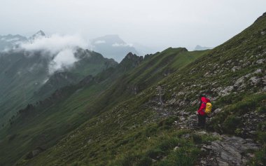 yol hiking sarp bir dağ kadar yürüyen iki kişi kapalı sis ve yağmur, ridge yürüyüş, swiss alps brienzer rothorn