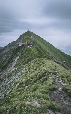 dağ kulübe swiss alps brienzer rothorn hohenweg İsviçre dikey bir dağın tepesinde