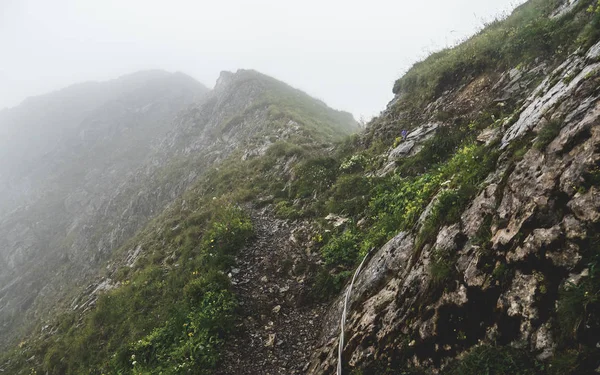 Caminho Caminhadas Assustador Coberto Nevoeiro Cume Uma Montanha Nos Alpes — Fotografia de Stock