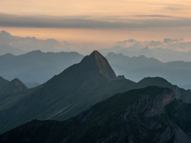 günbatımı altın saat sırasında dağ tepe İsviçre Alpleri'nde brienzer rothorn