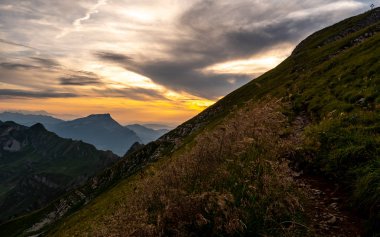 günbatımı brienzer rothorn İsviçre altın saat sırasında bir sahada parlayan güneş