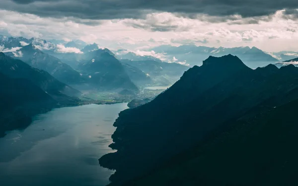 Θέα Από Την Κορυφή Ενός Βουνού Ένα Μπλε Λίμνη Στα — Φωτογραφία Αρχείου