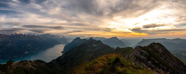 Panoramavy Från Toppen Ett Berg Till Sjön Solnedgången Brienzer Rothorn — Stockfoto