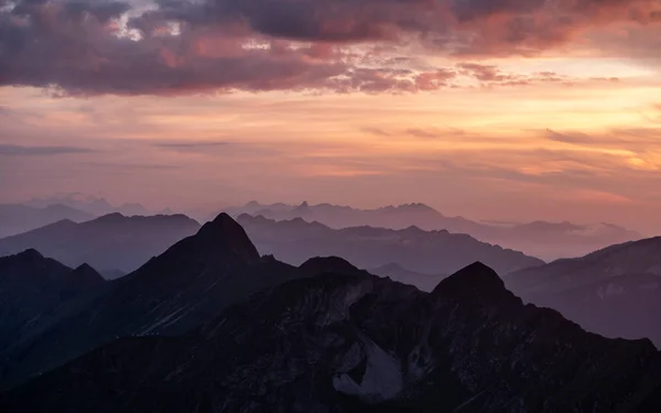 Drammatico Tramonto Sulla Catena Montuosa Nella Svizzera Alpina Brienzer Rothorn Immagine Stock