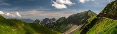 Panorama doğal dağ manzaralı yaz güneşli gün boyunca İsviçre Alpleri'nde, ridge yürümek brienzer rothorn hohenweg