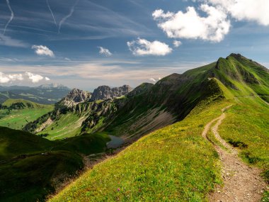 korkunç yürüyüş yolu üzerinde swiss alps ve dağ manzaralı güzel sahne Gölü brienzer rothorn İsviçre