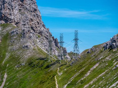 İsviçre Alpleri güneşli üç yazı yüksek gerilim güç Polonyalılar yüksek dağlar yüksek gerilim kule