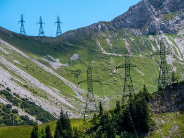 İsviçre Alpleri güneşli üç yüksek gerilim sonrası güç Polonyalılar dağlar dik yüksek gerilim kule
