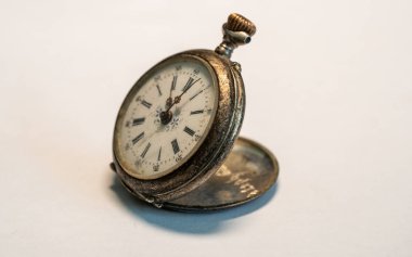 Vintage cep seyretmek çok eski küçük saati beyaz arka plan stüdyo ışık paslı antika