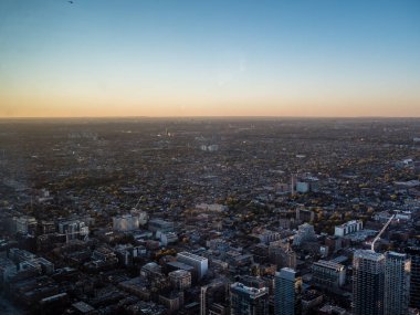 CN kulesinden Toronto 'nun banliyölerine, Kanada gün batımına kadar.