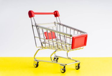 Alışveriş sepeti ya da kopya alanı ve seçici odak ile renkli arka plan üzerinde arabası
