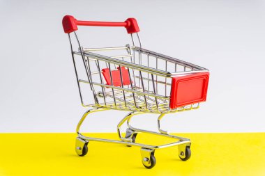 Alışveriş sepeti ya da kopya alanı ve seçici odak ile renkli arka plan üzerinde arabası