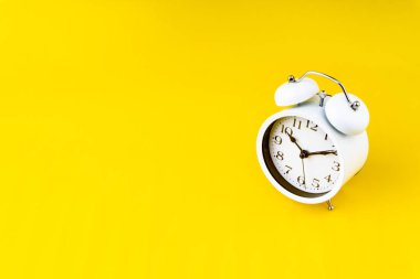 Seçici odak sarı zemin üzerine de düzenlendi ve parçası kırpma. Kopyalama alanı kavramı