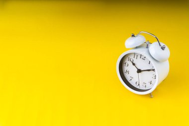 Seçici odak sarı zemin üzerine de düzenlendi ve parçası kırpma. Kopyalama alanı kavramı