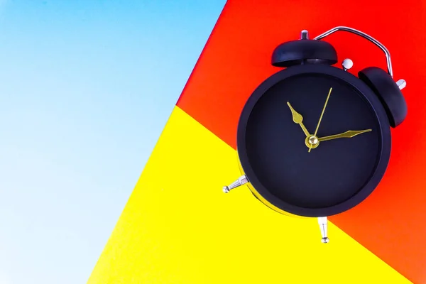 Horloge Sur Fond Coloré Avec Mise Point Sélective Fragment Culture — Photo