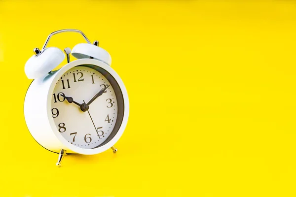 Reloj Sobre Fondo Amarillo Con Enfoque Selectivo Fragmento Cultivo Copiar — Foto de Stock