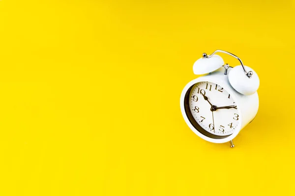 Uhr Auf Gelbem Hintergrund Mit Selektivem Fokus Und Ausschnitt Raumkonzept — Stockfoto