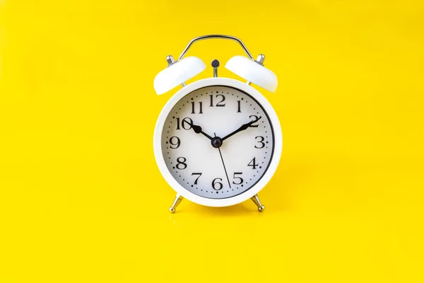 Uhr Auf Gelbem Hintergrund Mit Selektivem Fokus Und Ausschnitt Raumkonzept — Stockfoto