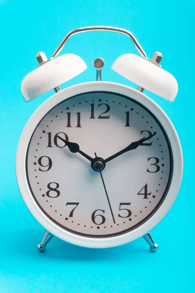 Uhr Auf Blauem Hintergrund Mit Selektivem Fokus Und Kornfragment Raumkonzept — Stockfoto