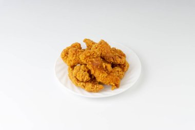 Kızarmış tavuk fileto seçici odak ve kırpma parçası ile beyaz arka plan üzerinde izole tava