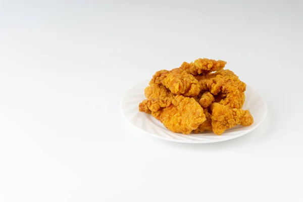 Smażony Panierowany Filet Kurczaka Białym Tle Białym Tle Selektywnej Ostrości — Zdjęcie stockowe