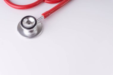 Stetoskop üzerinde beyaz arka plan ile seçici odak ve kırpma parçası