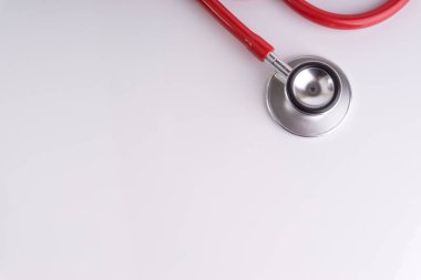 Stetoskop üzerinde beyaz arka plan ile seçici odak ve kırpma parçası