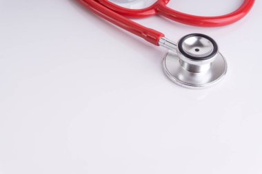 Stetoskop üzerinde beyaz arka plan ile seçici odak ve kırpma parçası