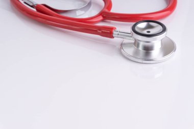 Stetoskop üzerinde beyaz arka plan ile seçici odak ve kırpma parçası