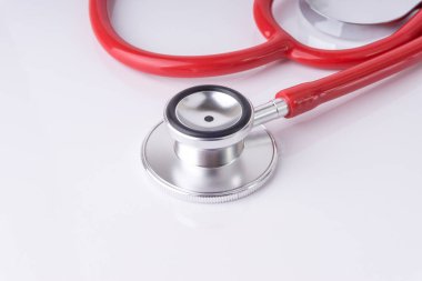 Stetoskop üzerinde beyaz arka plan ile seçici odak ve kırpma parçası