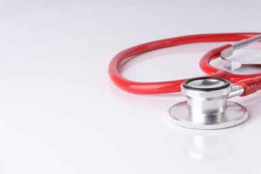 Stetoskop üzerinde beyaz arka plan ile seçici odak ve kırpma parçası