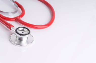 Stetoskop üzerinde beyaz arka plan ile seçici odak ve kırpma parçası