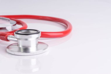 Stetoskop üzerinde beyaz arka plan ile seçici odak ve kırpma parçası