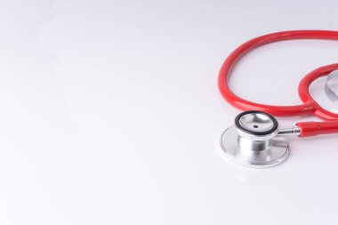 Stetoskop üzerinde beyaz arka plan ile seçici odak ve kırpma parçası