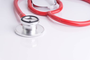 Stetoskop üzerinde beyaz arka plan ile seçici odak ve kırpma parçası