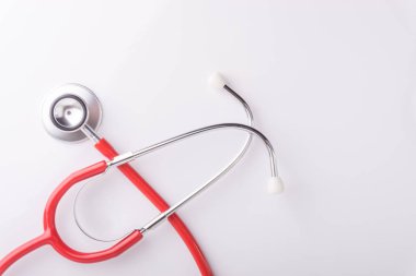 Stetoskop üzerinde beyaz arka plan ile seçici odak ve kırpma parçası
