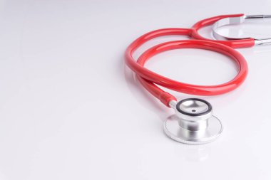 Stetoskop üzerinde beyaz arka plan ile seçici odak ve kırpma parçası