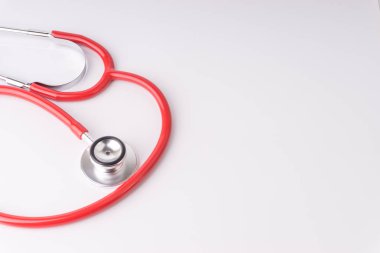 Stetoskop üzerinde beyaz arka plan ile seçici odak ve kırpma parçası