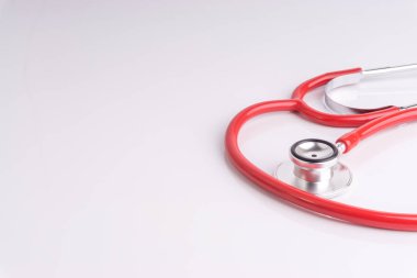 Stetoskop üzerinde beyaz arka plan ile seçici odak ve kırpma parçası