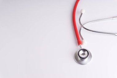 Stetoskop üzerinde beyaz arka plan ile seçici odak ve kırpma parçası