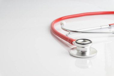 Stetoskop üzerinde beyaz arka plan ile seçici odak ve kırpma parçası