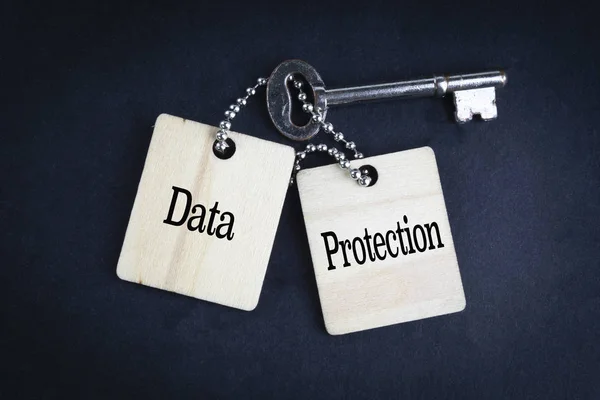 Data Protection Inskrift Skriven Trä Tagg Och Nyckel Svart Bakgrund — Stockfoto